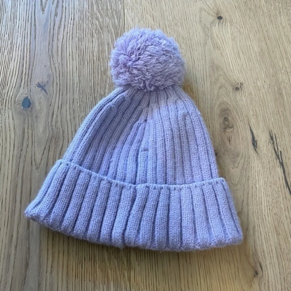 Zara Girls 6–9 Lavender Purple Pom Pom Ribbed Knit Winter Beanie